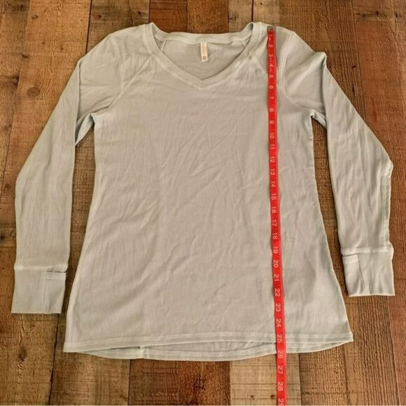 Cozy womens light blue long sleeve v-neck ribbed knit workout top - Picture 3 of 6